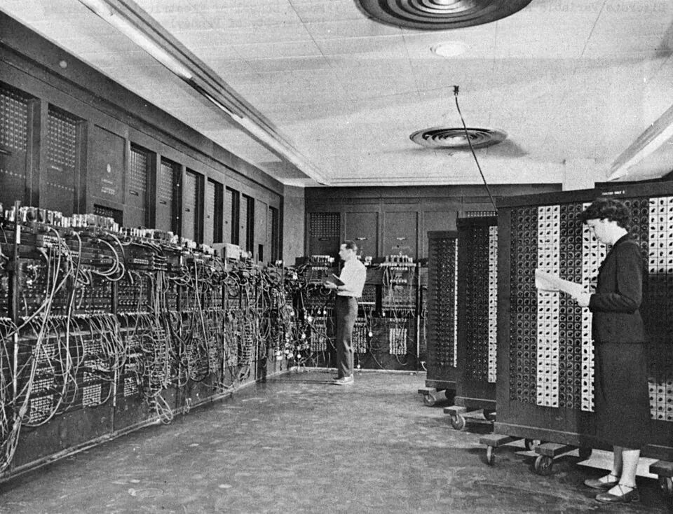 Glen Beck and Betty Snyder program ENIAC.
