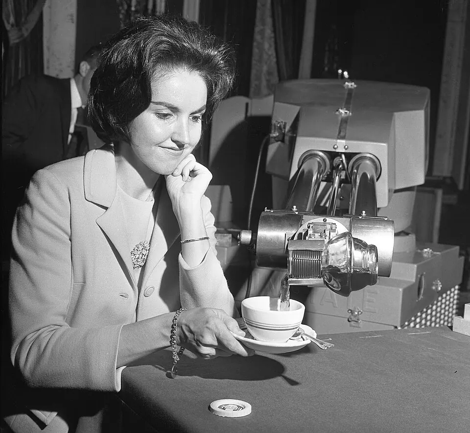 A Unimate serves coffee at the Biltmore Hotel in 1967.